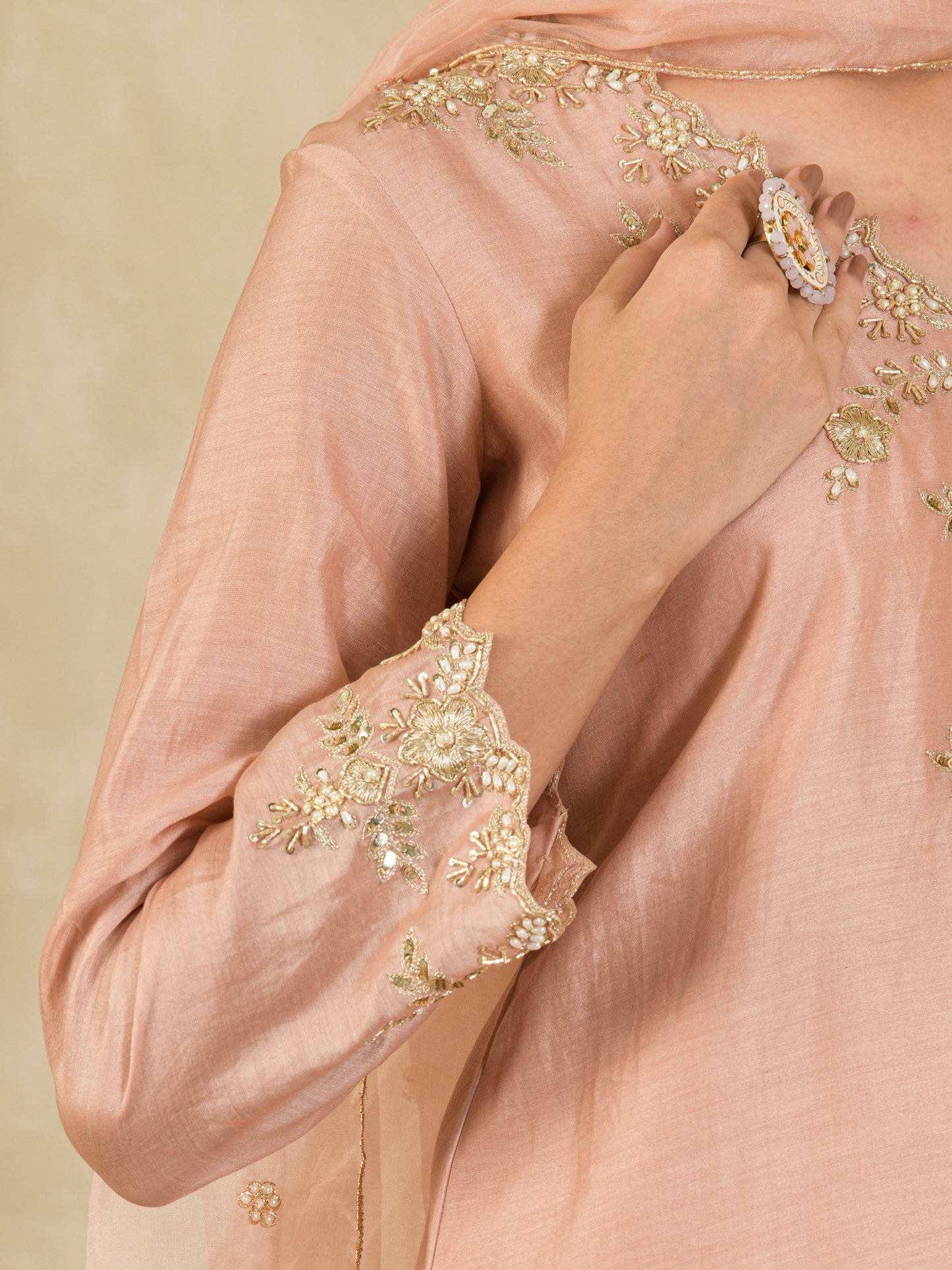 Rose Gold Hand Embroidered Chanderi Kurta Set ( Set of 2 )