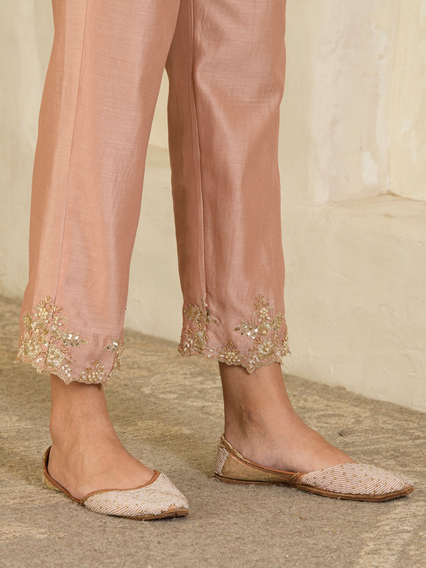 Rose Gold Hand Embroidered Chanderi Kurta Set ( Set of 2 )